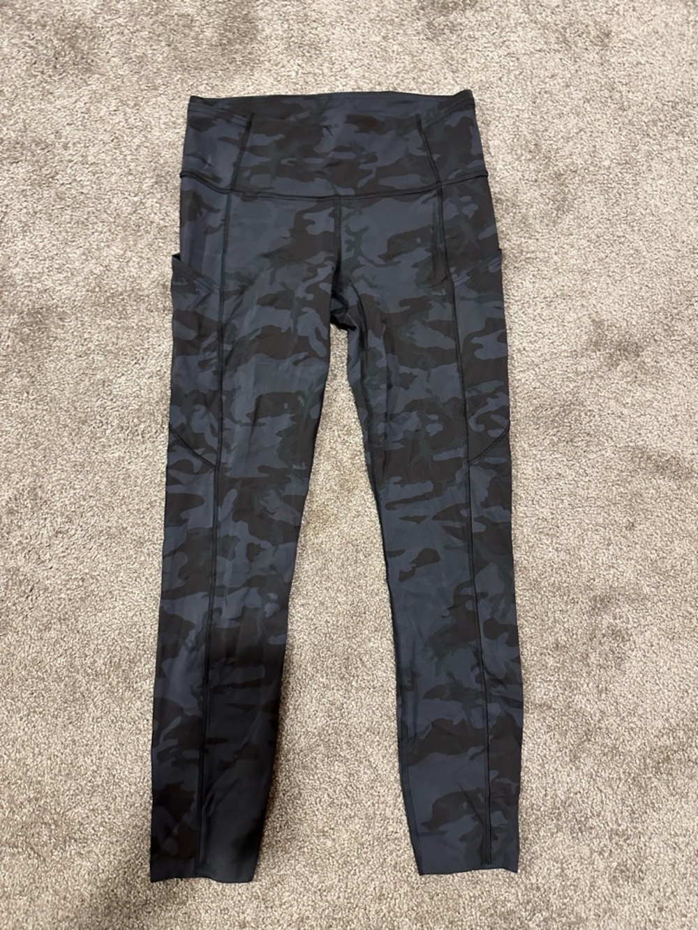 High-Waist Black Camo Leggings with Side Pocket 25’